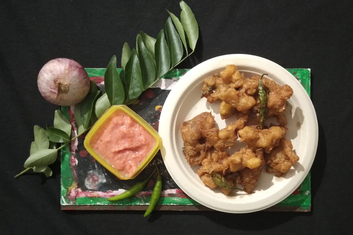 OdishaTrails's tweet photo. #Pakudi na #singada...kiye khaibe aasantu 👨🍳👩🍳...#HomeMade garma garam 😇
#kitchenistadiaries
#LocalFlavour #IndianFood #OdiaCooking #Desi #Odisha #OdishaTrails https://t.co/nXTjmygfy2