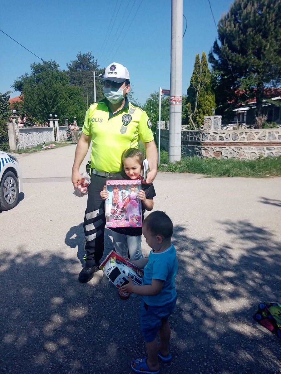 seydaasert's tweet photo. "Yayalar Kırmızı Çizgimizdir" temalı yarışmamızın ödülünü aldık 😍 
Polis abilerimize teşekkür ederiz 🥰😇
İpek Ersoy &amp; Emir Can Ersoy 🚦🚔👮🏻‍♂️🇹🇷
@EmniyetSakarya @valicetinoktay @suleymansoylu @ziyaselcuk @TrafikEgm @SakaryaValiligi @EmniyetGM @adiyesertersoy1 https://t.co/UMSyXuXVCG