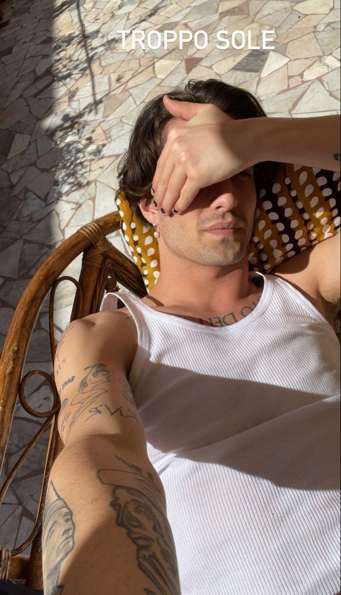 marta_quinteiro's tweet photo. qué pasa rey te molesta el sol? https://t.co/53BqQb6Nrg