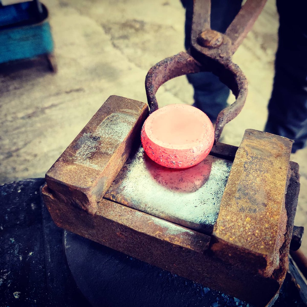 BexSimonArtist's tweet photo. Forging spacers under the #powerhammer for a #geometric #gate I have #designed using #compass draw #geometry cutting out into laser cut metal plate then #forging textured components. A developing new style 🔥🔨🖤🙏 https://t.co/rldOj2DsnO
