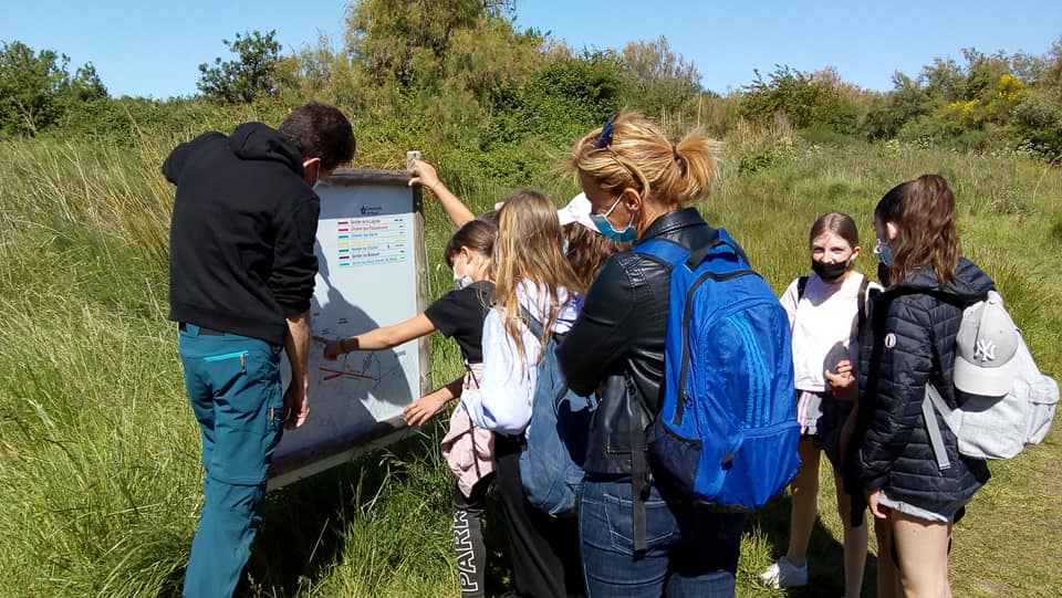 Ce matin, une classe de CM2 du groupe Pagnol de Rognac est venue découvrir les sentiers du marais. Visite suivie d'une démo de la réserve communale et d'une distribution de cahiers de coloriage de Nostà mar 😎