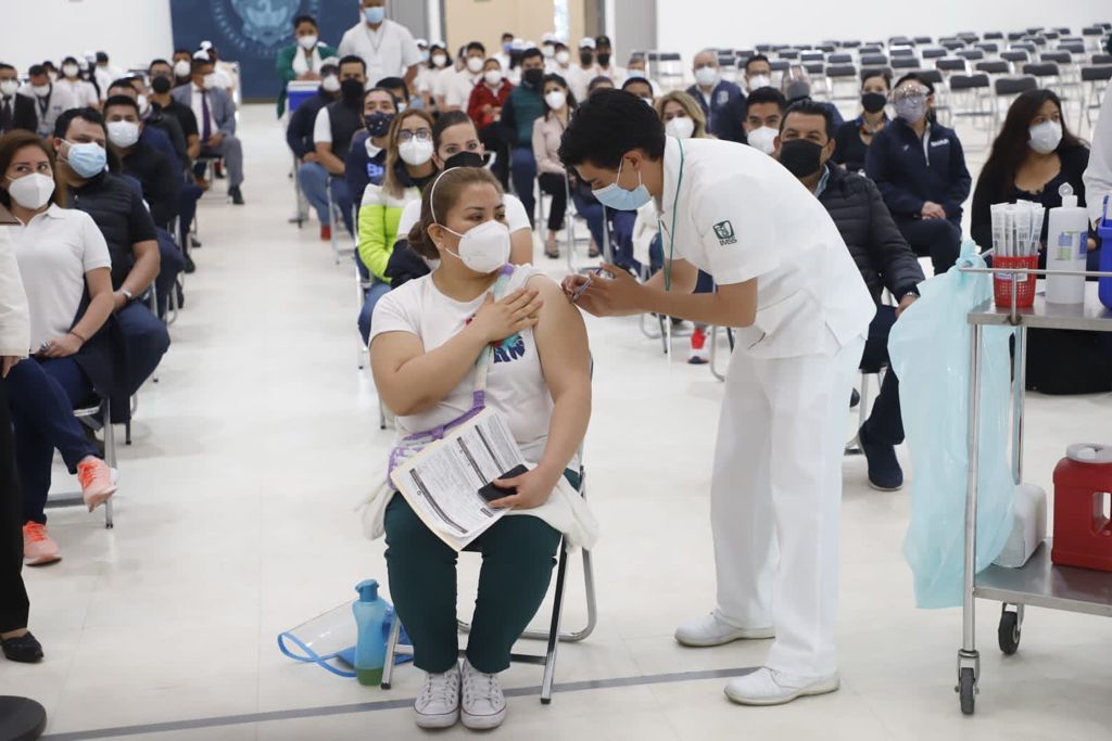 JesusRCuevas's tweet photo. Se inició el proceso de liberación sanitaria de vacunas Covid-19 de los laboratorios de AstraZeneca y Liomont. Se liberan 1 millón 600 mil vacunas, la mitad se enviará a 🇦🇷 y la otra parte para 🇲🇽. En las próximas semanas se distribuirán  3 millones de dosis para América Latina. https://t.co/mCguklouaY