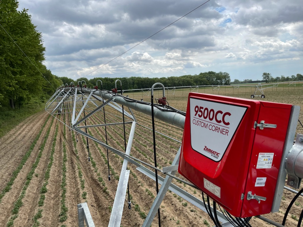 VBIrrigation's tweet photo. A @LindsayIrrigate 9500CC corner pivot hard at work on this potato field in Ontario. 
This unit was set up over the long weekend by our fantastic team here at Vanden Bussche! https://t.co/dmJAK9PtAk