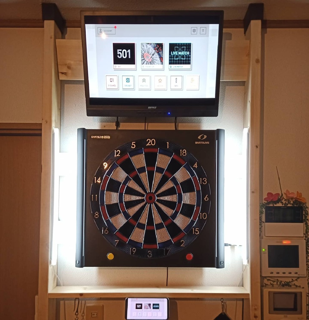rinden5's tweet photo. 夜、投げる時に暗く感じるのでLEDバーライトを付けてみた。

しかし、あまり効果なかった・・・

#DARTSLIVE
#DARTSLIVE200S
#LEDバーライト
#あまり効果なし
#おうちでダーツ https://t.co/AogNxrnCG8 https://t.co/nmHn9gyFOY