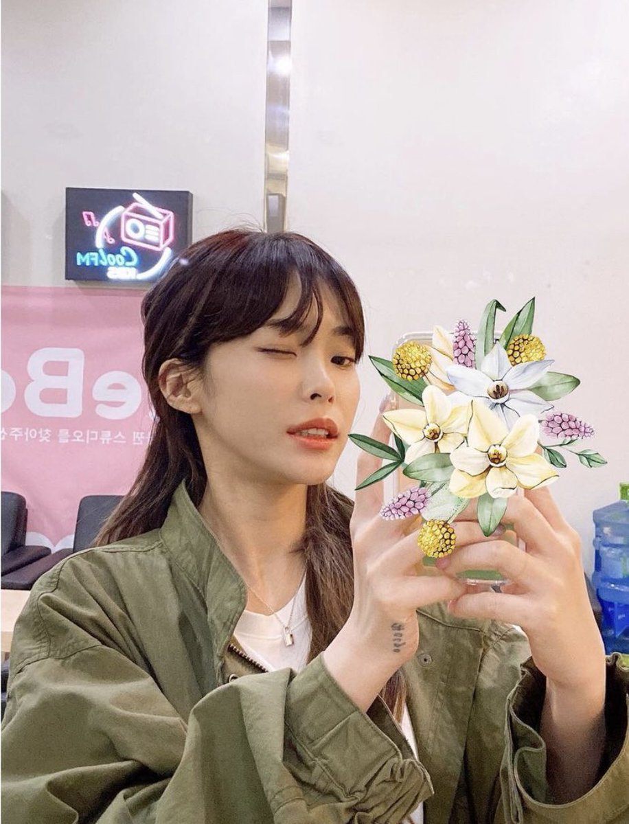 heizesdiary's tweet photo. Heize on the studio of Kang Hanna’s KBS Cool FM's Volume Up! 💙

#Heize #헤이즈 #Happen #HeizeIsComing https://t.co/AOpY3PPHN2