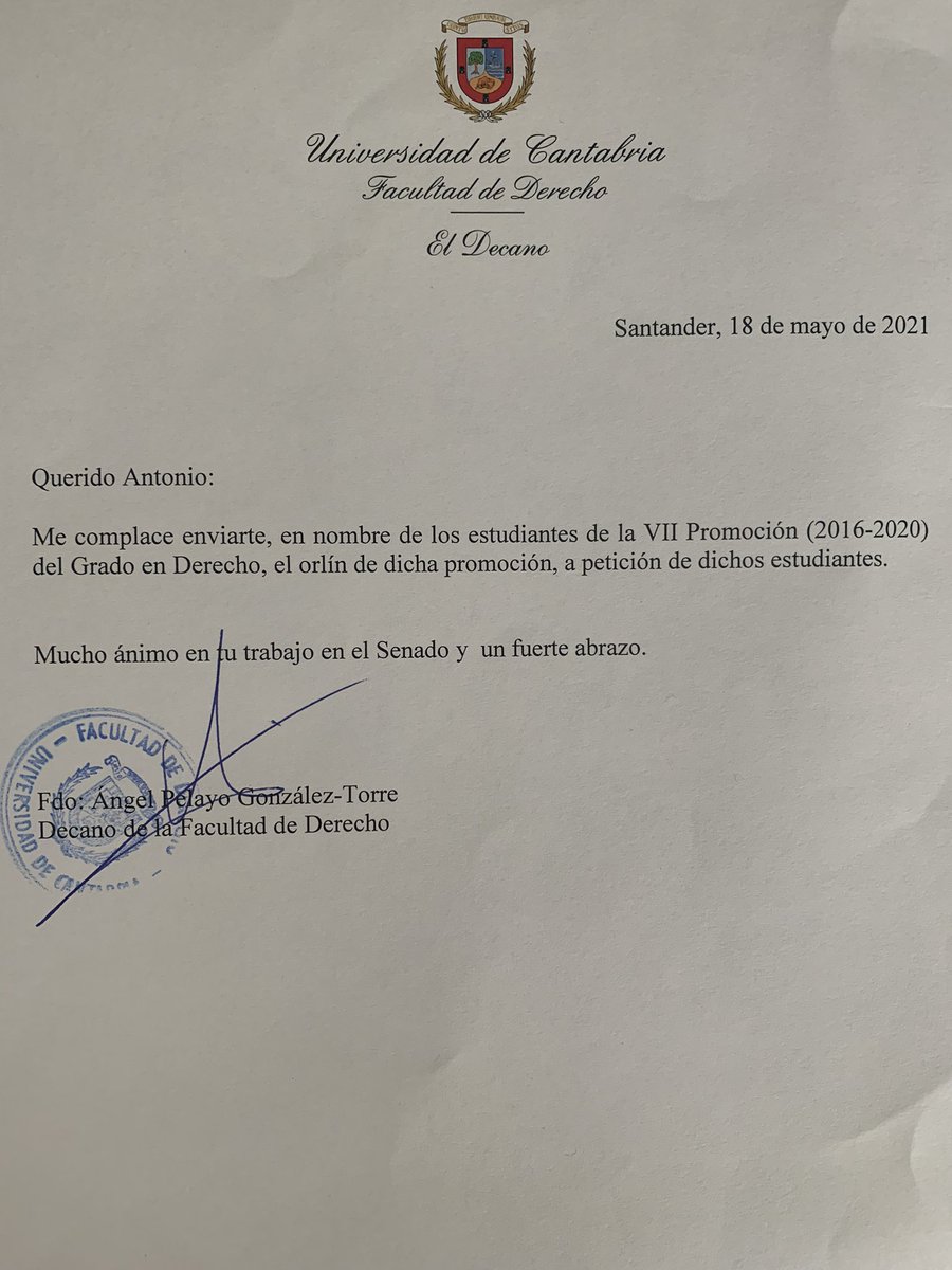 Hay pequeñas gestos que en la vida emocionan. Uno de ellos es que tus alumnos piensen que eres digno de salir en su orla y que te la envíen al <a href="/Senadoesp/">Senado de España</a> Sobre todo justo cuando se han cumplido dos años desde que abrí un pequeño paréntesis en la Universidad. Uffff!!! 🥲