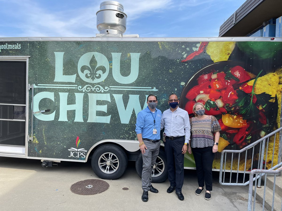 Alison_JTM's tweet photo. @JoseDivaJTMK121 at JCPS #schoolmeals @jcpsschoolmeals check out this food trucks!! https://t.co/ZqQPbvc0hl