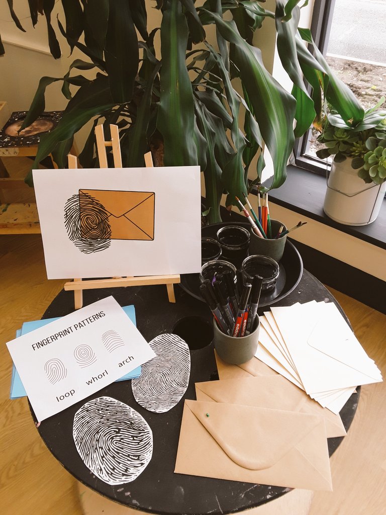 AshbridgeMaxy's tweet photo. Little detectives are working on creating fingerprint reports in the #atelier this afternoon. We figured we have to create loops & arches to develop unique fingerprint marks. @NDNAtalk #peoplewhohelpus #eytalking #markmakingmatters #ealrymarks #teamearlyyears https://t.co/yPdV14PdAP