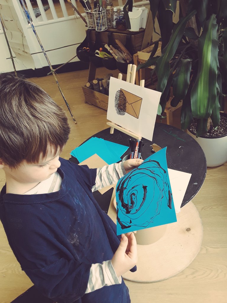 AshbridgeMaxy's tweet photo. Little detectives are working on creating fingerprint reports in the #atelier this afternoon. We figured we have to create loops & arches to develop unique fingerprint marks. @NDNAtalk #peoplewhohelpus #eytalking #markmakingmatters #ealrymarks #teamearlyyears https://t.co/yPdV14PdAP
