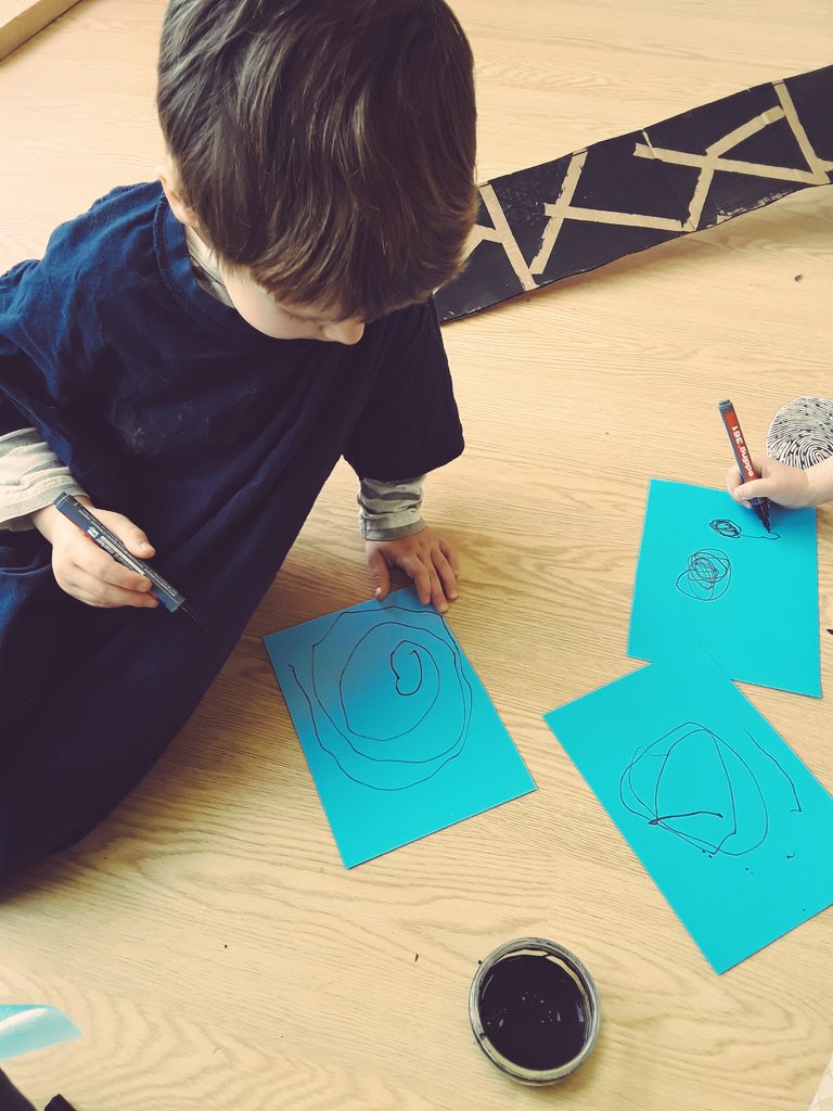 AshbridgeMaxy's tweet photo. Little detectives are working on creating fingerprint reports in the #atelier this afternoon. We figured we have to create loops & arches to develop unique fingerprint marks. @NDNAtalk #peoplewhohelpus #eytalking #markmakingmatters #ealrymarks #teamearlyyears https://t.co/yPdV14PdAP