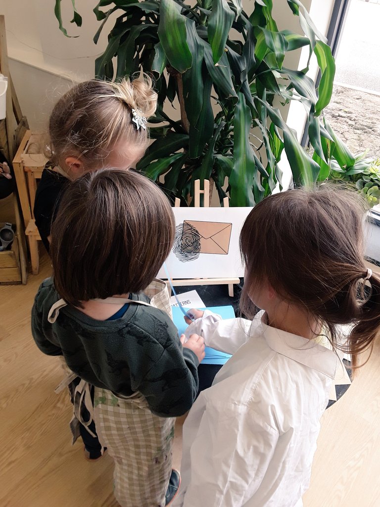 AshbridgeMaxy's tweet photo. Little detectives are working on creating fingerprint reports in the #atelier this afternoon. We figured we have to create loops & arches to develop unique fingerprint marks. @NDNAtalk #peoplewhohelpus #eytalking #markmakingmatters #ealrymarks #teamearlyyears https://t.co/yPdV14PdAP