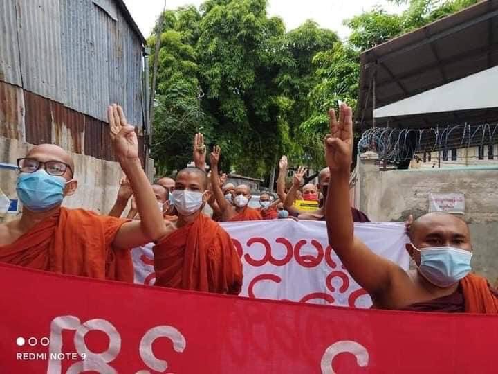 KhlainP's tweet photo. Monks from the Mandalay Sangha Union recited prayers and prayed for the safety of Myanmar's citizens today.
#May25Coup 
#DeclineSACEdu 
#WhatsHappeningInMyanmar https://t.co/0pZQ3bhMnE