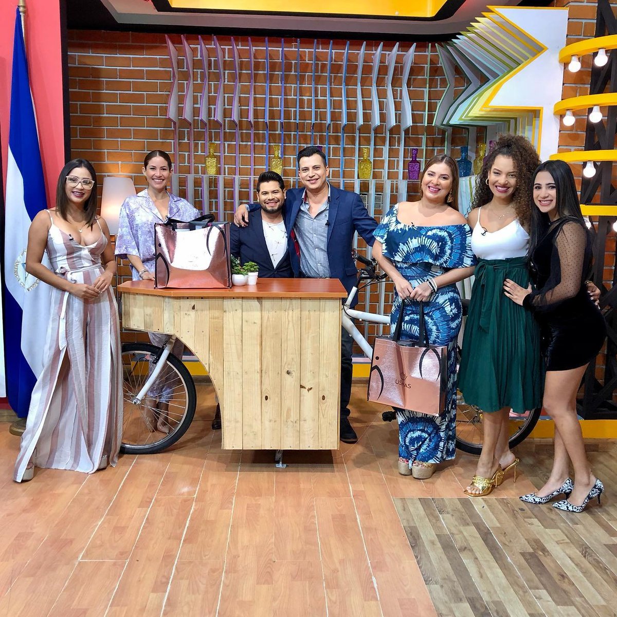canaltn8's tweet photo. ¡Buenos días!🌞
El tema del día es: ¿Le seguirías hablando a tu mejor amigo si te confiesa que está enamorado de vos?
Recuerden que seguimos obsequiando paquetes de #USHAS repletos de maquillaje💄contanos en un comentario ¿por qué te gustaría regalarle este bolso para mamá? 🤩 https://t.co/TlIFX96VOL