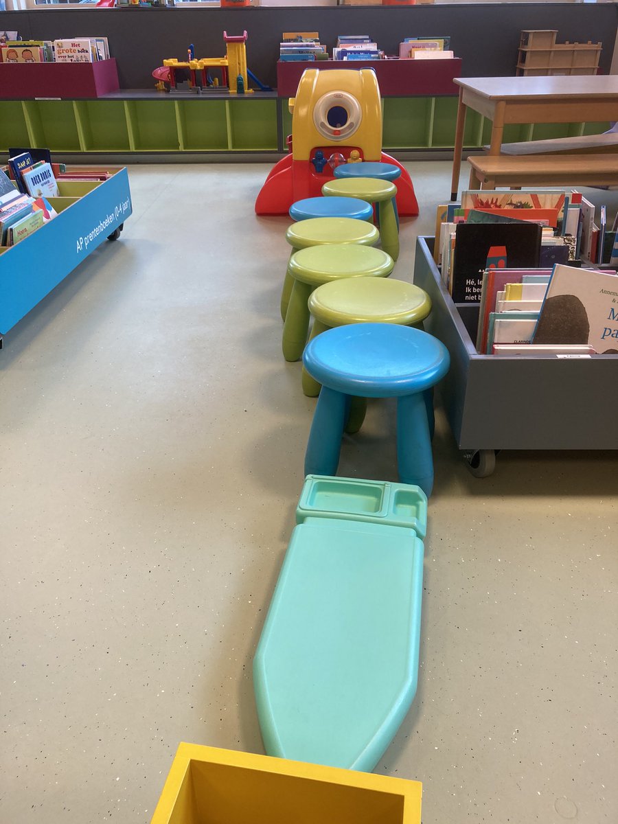 mooij_8's tweet photo. Jaaaah dit heb ik ook gemist: dat de jeugdafdeling door kleine bezoekertjes weer even opnieuw ingericht is. 🧡 #mijnbibliotheek @BiebHeiloo https://t.co/Z438WUUrJj