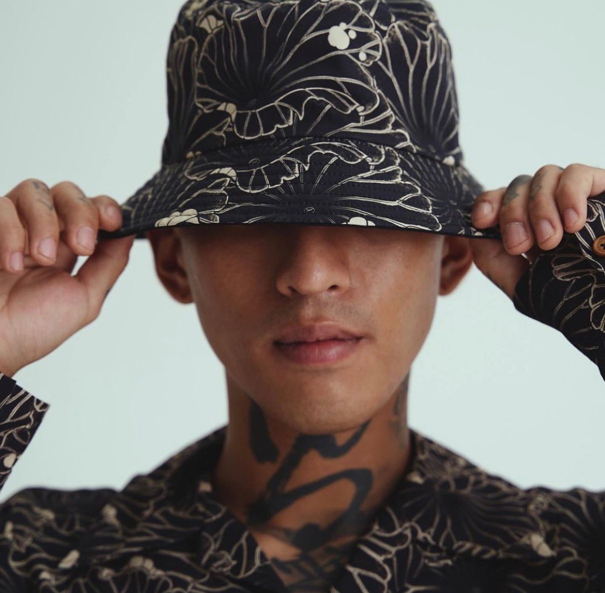 uptod4te's tweet photo. 【GAKKIN × Loco Mosquito】世界的タトゥーアーティストが描く“黒蓮葉”コラボコレクションが各70点限定で5月28日（日本時間5月29日AM3:00〜）に発売予定 ［ガッキン ロコモスキート オンライン］
詳しくは記事をチェック↓
https://t.co/Ty14feHy0m
TOP
https://t.co/CkDigwlcGN https://t.co/MhCsTuG2ps