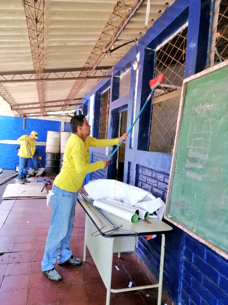 OsirisLunaMeza's tweet photo. Privados de libertad de la Granja Santa Ana, han estado trabajando en la remodelación y reconstrucción en diferentes proyectos:

☑Subdelegación Apaneca 
☑Hospital San Juan de Dios Santa Ana.
☑ @isss_gob_sv Santa Ana
☑ @PNCSV La Labor, Ahuachapán 
☑Entre otros. https://t.co/F0RxeCiAwv