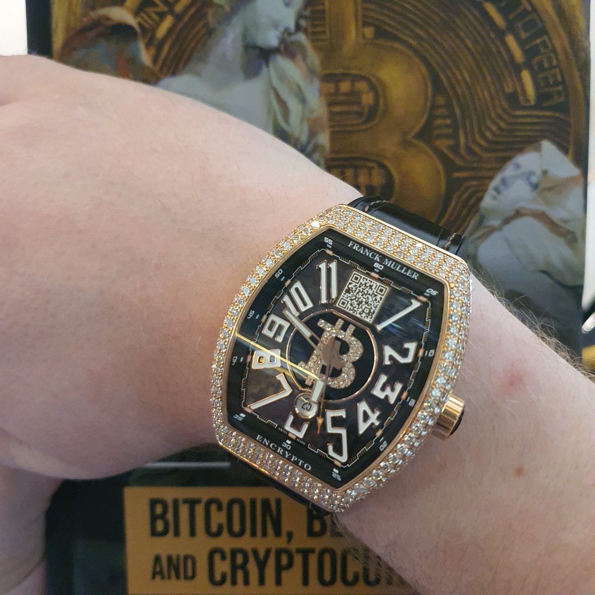 Amazing @FranckMuller ENCRYPTO Bitcoin diamond watch at #AIBC Dubai  conference. Feels great on the hand, thx for letting me try it on!