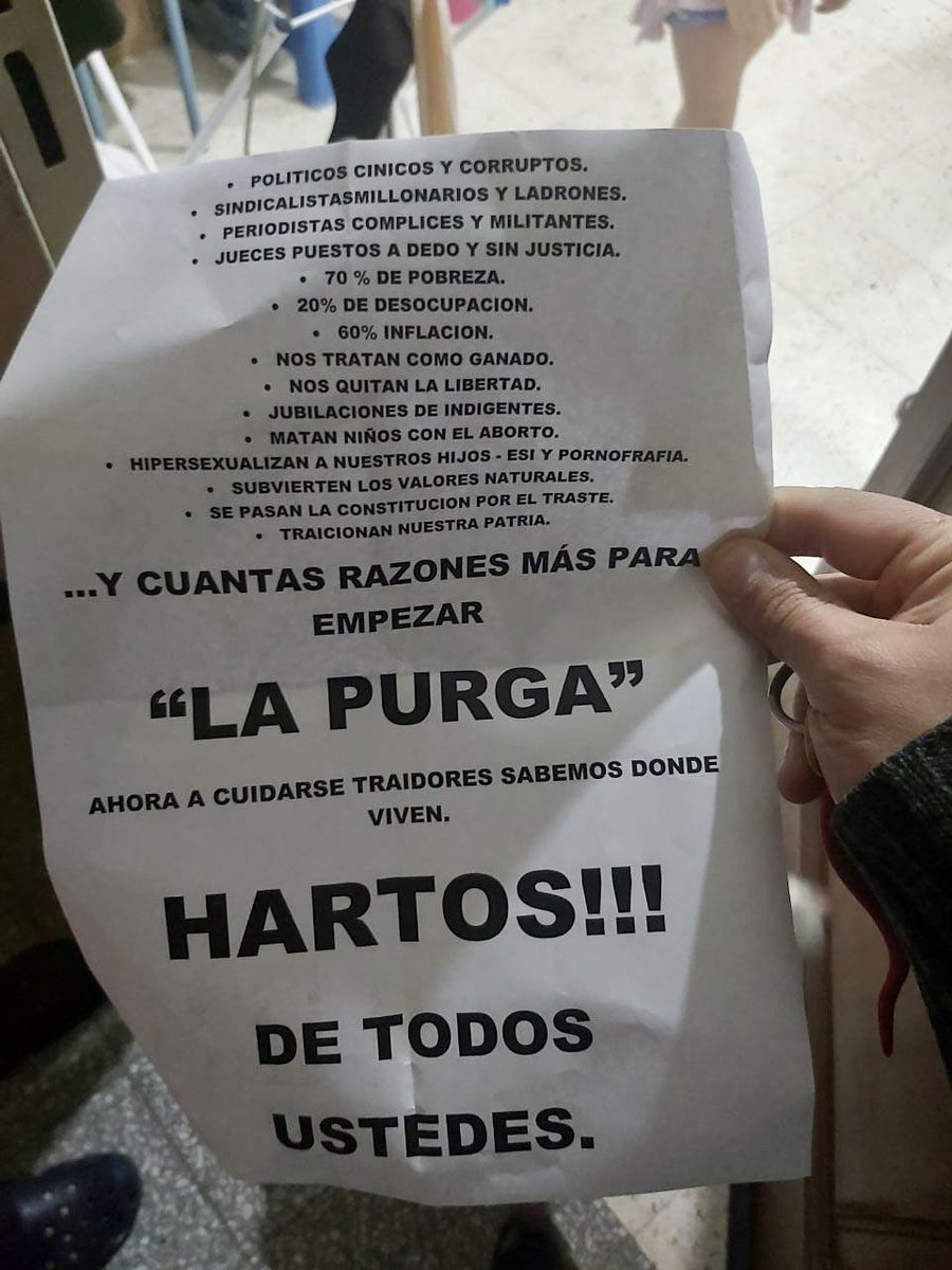 cyngarciaradio's tweet photo. #BahiaBlanca 
‼️VIOLENCIA POLÍTICA ‼️
Sede del @FrenteDeTodos en Bahía Blanca fue atacada con material explosivo

En la madrugada del 25 sucedió una explosión en el local ubicado en Berutti 184, Los daños fueron sólo materiales y afectaron también a comercios y edificios vecinos https://t.co/hlnoR9hkdB
