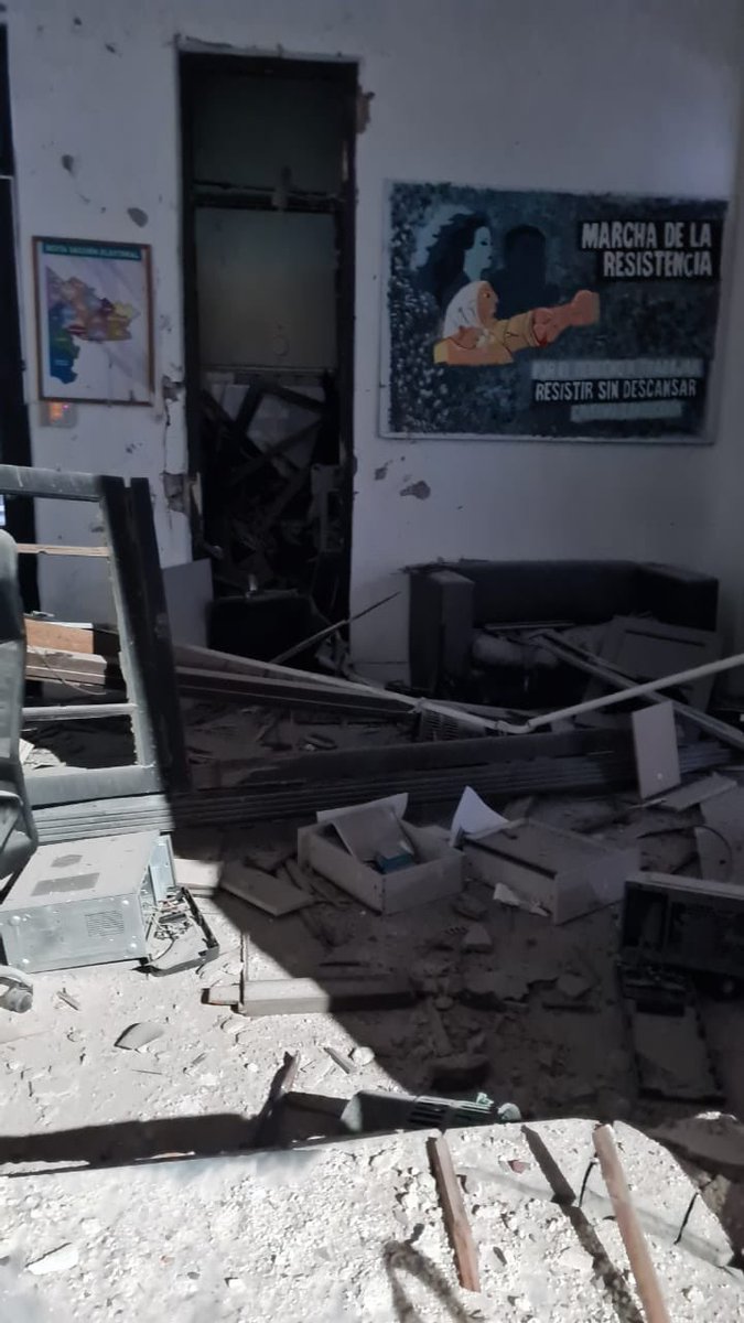 cyngarciaradio's tweet photo. #BahiaBlanca 
‼️VIOLENCIA POLÍTICA ‼️
Sede del @FrenteDeTodos en Bahía Blanca fue atacada con material explosivo

En la madrugada del 25 sucedió una explosión en el local ubicado en Berutti 184, Los daños fueron sólo materiales y afectaron también a comercios y edificios vecinos https://t.co/hlnoR9hkdB