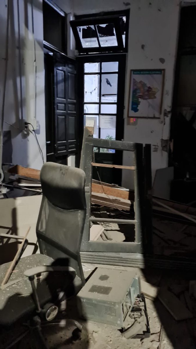 cyngarciaradio's tweet photo. #BahiaBlanca 
‼️VIOLENCIA POLÍTICA ‼️
Sede del @FrenteDeTodos en Bahía Blanca fue atacada con material explosivo

En la madrugada del 25 sucedió una explosión en el local ubicado en Berutti 184, Los daños fueron sólo materiales y afectaron también a comercios y edificios vecinos https://t.co/hlnoR9hkdB