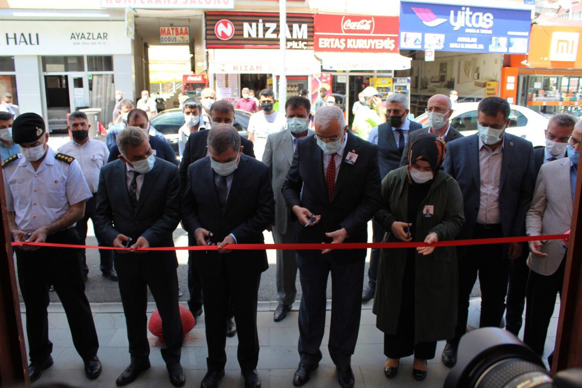abidincaglayan_'s tweet photo. Unutturmayacağız!..
Demokrasi tarihimize kara bir leke olarak geçen ve milli iradenin yok sayılarak ülke yönetimine silahların gölgesinde el konulduğu 27 Mayıs  1960  Darbesinin yıldönümünde AK PARTİ Karaman İl Başkanlığı olarak 27 Mayıs Demokrasi Sergisinin açılışını yaptık. https://t.co/UsVjfgu3C5