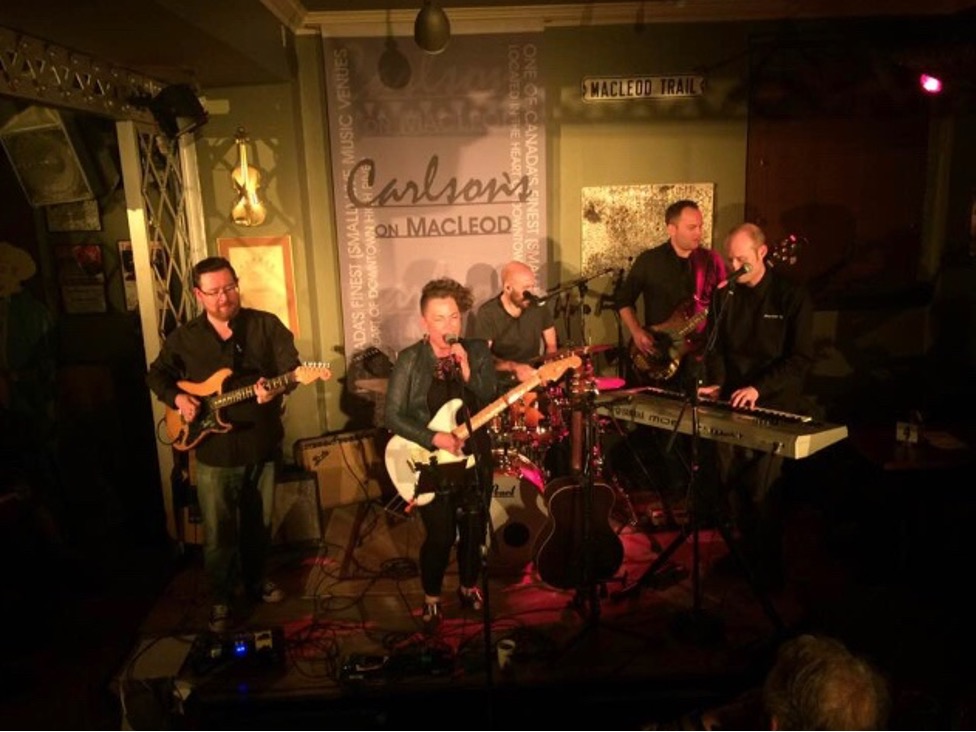 OlleeOwens's tweet photo. Dim lights, full house, great sound, good food, drinks and friends. I can’t wait to do this again!

#OLLEE #CrowdMusic #LocalArtist #LocalMusician #americana #Soul #Music #ChristmasMusic #NewSingle #newmusicalert #americanamusic #folkmusic #rootsmusic #canadianamericana https://t.co/vqDBgXzC6f
