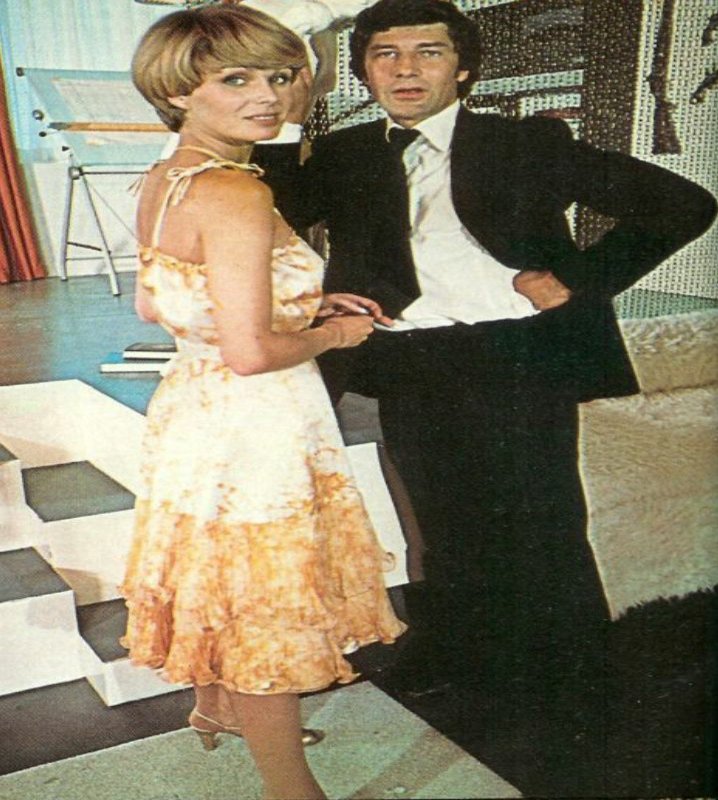HuntYab's tweet photo. New Avengers Joanna Lumley and Gareth Hunt from a TV Times souvenir booklet. #joannalumley #garethhunt #purdey #mikegambit #thenewavengers https://t.co/fLQSifRnVG