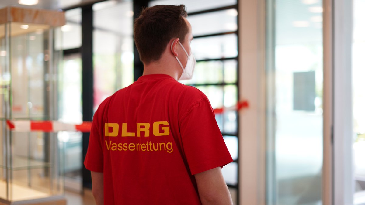 DLRG_NB's tweet photo. Wir waren wieder im lokalen #Impfzentrum Beuren aktiv!😍 Vielen Dank @roteskreuz_de und @FFw_Neuffen und allen weiteren Organisationen für die tolle Zusammenarbeit. #gemeinsamgegencorona❤️ https://t.co/hMeH7Rc3fv #impfen #corona
Unser Filmteam war auch dabei. Video folgt bald😉 https://t.co/OY8aKKAaa9