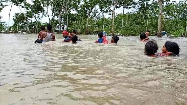 Flooding in the  Char Fashion Upazila in Bhola District, Noakhali District, and many other places due to cyclone "Yaas". The maritime ports of Chattogram, Cox's Bazar, Mongla and Payra were advised to hoist distant warning signal number 2 today.
#CycloneYass #CycloneAlert