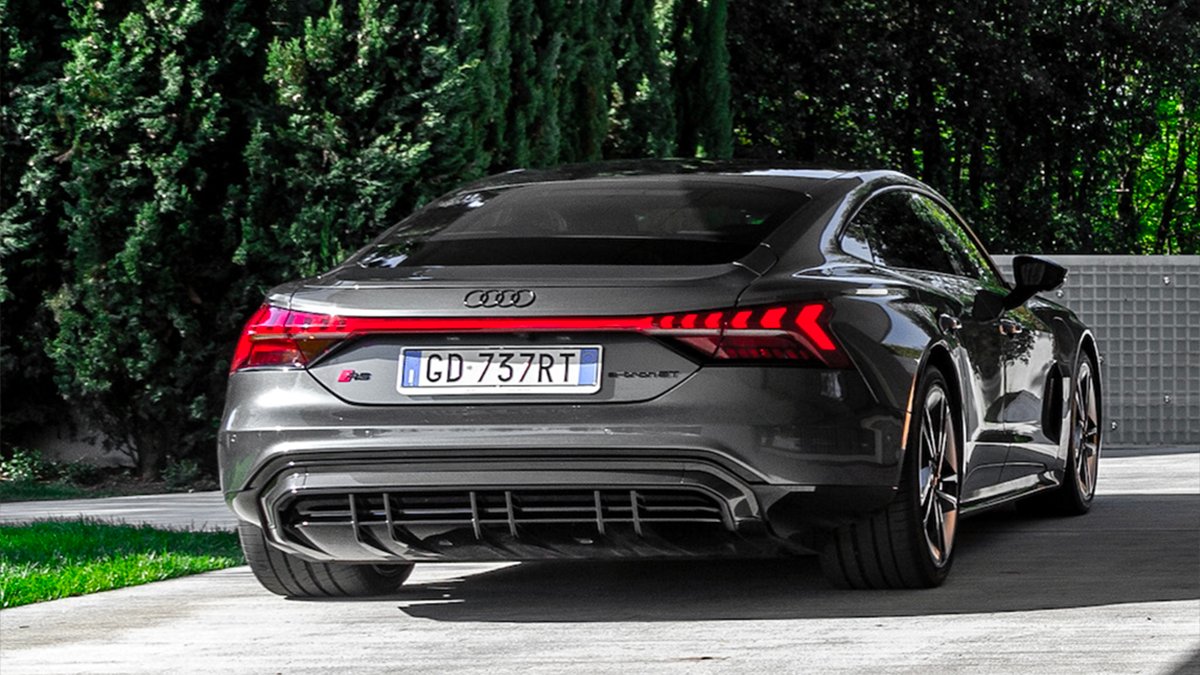 AudiIT's tweet image. Linee decise e audaci che definiscono un look potente. Nuova #Audi RS #etronGT: presenza indimenticabile. @RideDriveLive