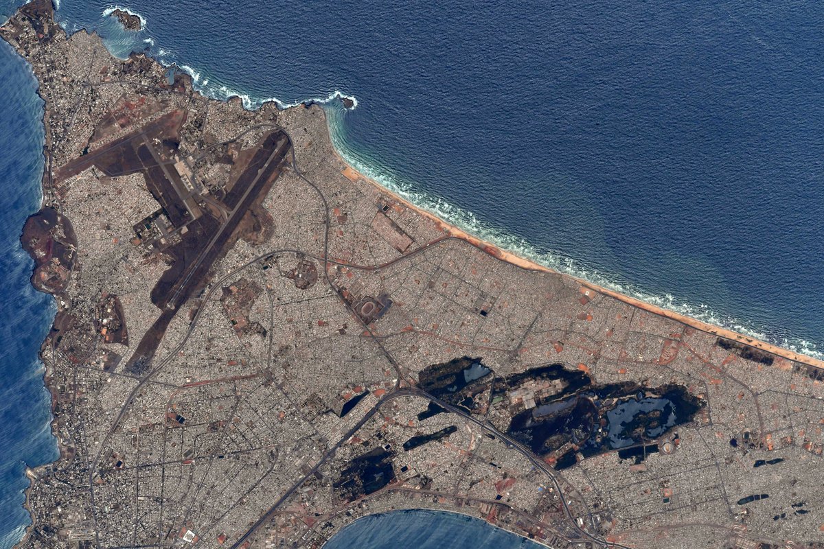 Un éperon s’avance dans l’Atlantique : magnifique position géographique pour la sémillante 🇸🇳 #Dakar, belle et accueillante mais mise en danger par le changement climatique avec inondations répétées à la saison des pluies et littoral grignoté par la montée des eaux. #MissionAlpha