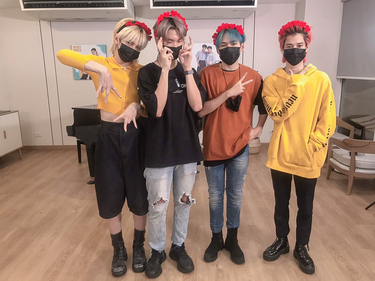 KsgangO's tweet photo. 🖤🖤🖤🖤

[LIVE] SUPER FAN Y U COMEBACK - 4MIX
https://t.co/SGiT1MmnE2

#4MIXYUSuperFan #4MIX #YUCOMEBACK 
#KSGANG #TPOP #LGBTQband https://t.co/JoMYVWP0bZ