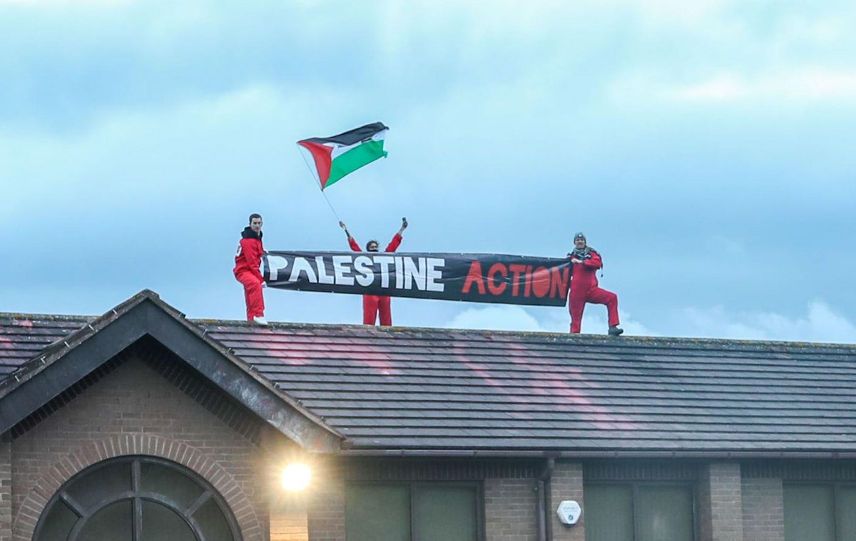 MiddleEastEye's tweet photo. Israel-Palestine: Activists in UK shut down second Israeli arms factory in a week

https://t.co/Djq2k884m1 https://t.co/8htTwcmBJ5
