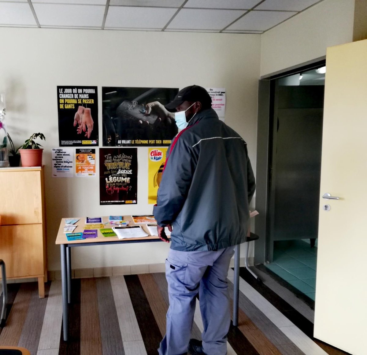 Elior_Group's tweet photo. Together, let's learn to be more vigilant behind the wheel! 🚗😉👍

As the Week for #RoadSafety at work took place, @Elior_France teams raised awareness among our employees about the risks through various workshops, games, quizzes, reminder shots and #prevention videos. ⚠️🦺 https://t.co/8T3Vjg7HYu