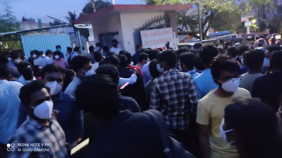 _DrJTM's tweet photo. Another resident doctor was attacked by a mob of people in ANDHRA MEDICAL COLLEGE - VISHAKAPATNAM 👇🏻 pg residents gathered at the spot
#stopviolenceondoctors #justtrollmbbs https://t.co/RVy2OnVTFF
