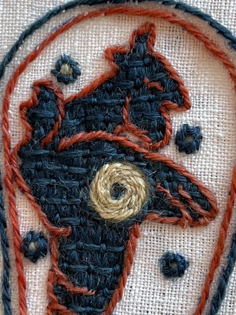 Here’s a sneak peek at my #bayeuxtapestry shield dragon. I did get it finished and made up over the weekend 😊

You can see the glorious handwoven linen by @roisin_aiston working at @FolkTransport 
Wool threads are hand dyed with natural dyes by @naturaldyer