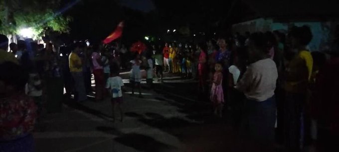 Several hundreds of residents in #HtangPu Village, #Salingyi Township, #Sagaing Region, protested that against the Military Dictatorship on tonight. 

#WhatsHappeningInMyanmar🇲🇲 #May25Coup
