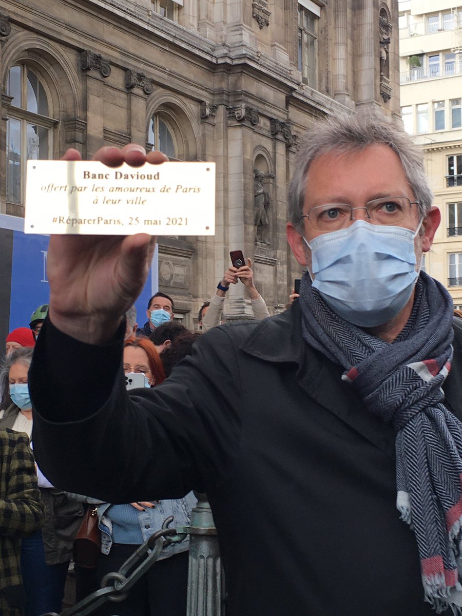 viedejean's tweet photo. Remise à Emmanuel Grégoire du banc offert par le collectif #reparerparis. @2mainLaChapelle @JCQDSE @QsB75 https://t.co/p4Bgn48Trw