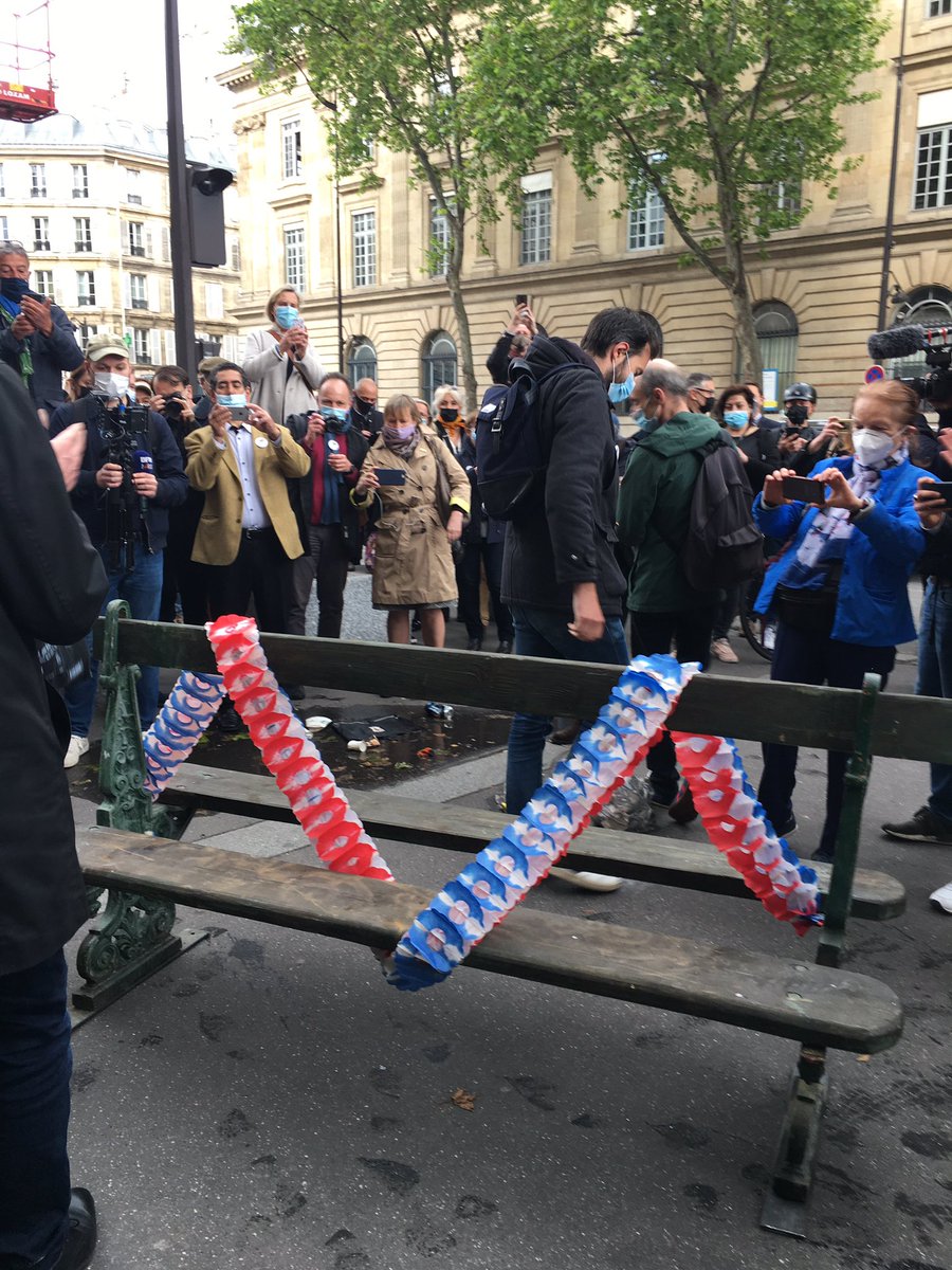 viedejean's tweet photo. Remise à Emmanuel Grégoire du banc offert par le collectif #reparerparis. @2mainLaChapelle @JCQDSE @QsB75 https://t.co/p4Bgn48Trw