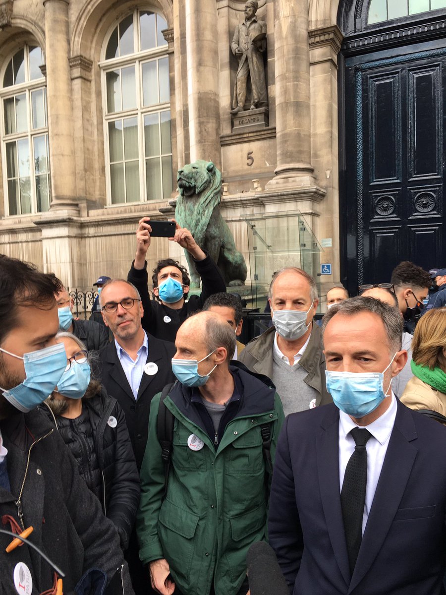 viedejean's tweet photo. Remise à Emmanuel Grégoire du banc offert par le collectif #reparerparis. @2mainLaChapelle @JCQDSE @QsB75 https://t.co/p4Bgn48Trw