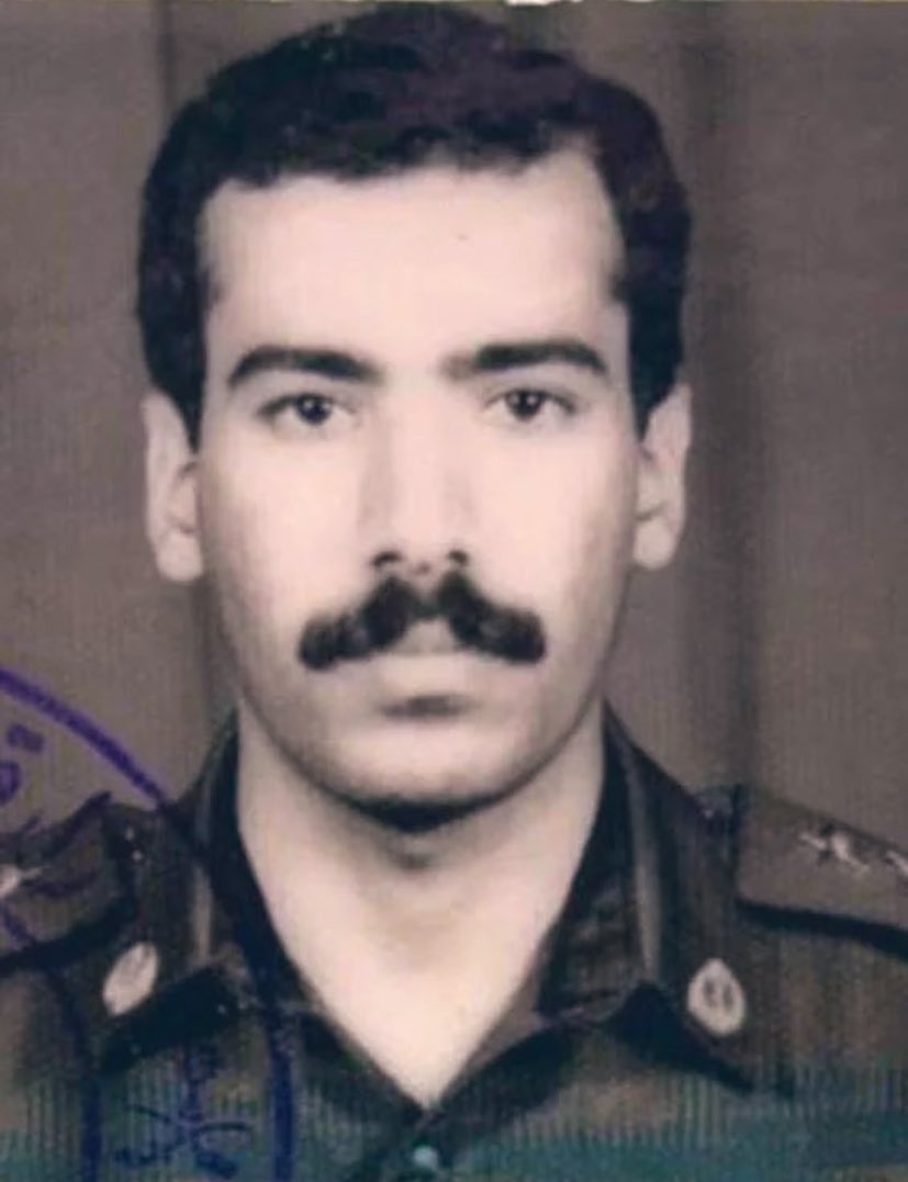 shahidq8_1990's tweet image. الضابط السعودي الشهيد البطل مطلق بن سنان الذيابي العتيبي خدم وطنه واستبسل في سبيلها ودافع عن الكويت واستشهد في أرض المعركة أثناء الغزو العراقي الغاشم على الكويت وبعد ٣٠ سنة تصل رفاته الطاهره ويدفن في الكويت رحمه الله وأسكنه فسيح جناته