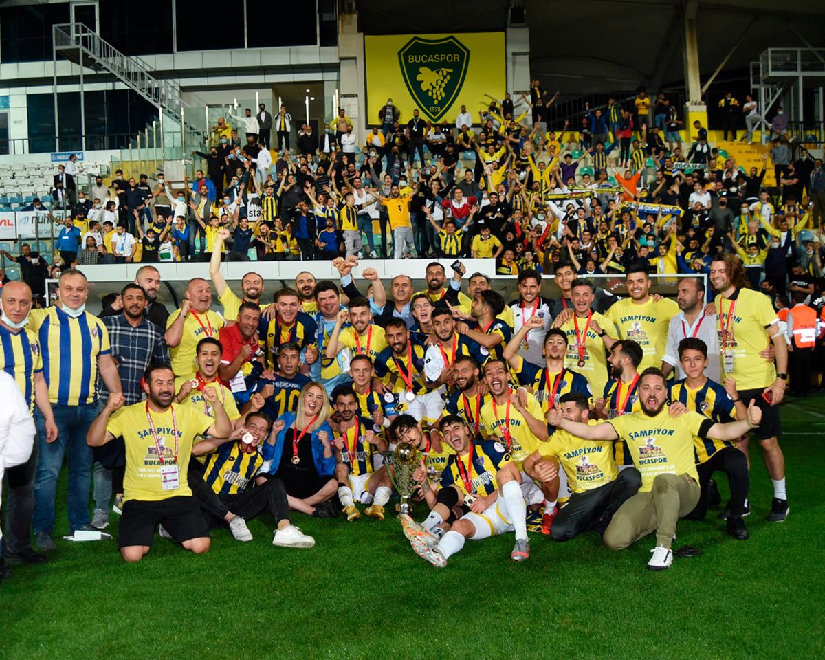 izmirtribunleri's tweet photo. Yıllar sonra gelen sevinç 😍
Şu kare paha biçilmez 👏
•
#İzmirTribünleri #İzmir #Bucaspor #Buca #İskendurunspor #İskendurun #Playoff #Şampiyon #Futbol #Tribün #Türkiye via @bucaspor_1928 https://t.co/wbyZ4gZUlK