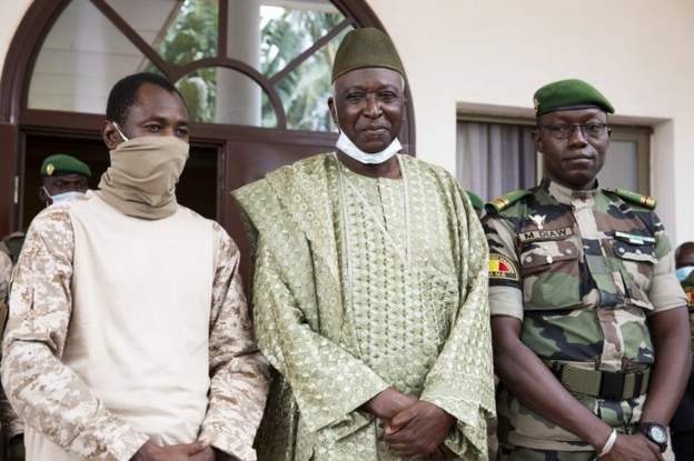 BBCAfrica's tweet photo. 🇲🇱The military in Mali has announced that both interim President Bah Ndaw and Prime Minister Moctar Ouane have been removed from their positions. This is Mali's second coup in nine months.
👉 https://t.co/HBeTi8BIsj https://t.co/HT4ufo6qRc