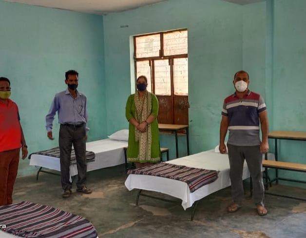 sushantguptaudh's tweet photo. Sunil khajuria Mandal President BJYM Tikri Malhar Mandal along with his Mand East Sarpanch Arti Sharma ji ready an #IsolationRoom for Corona patient in his panchayat .

 @DrJitendraSingh 

#BJYMCares #SevaHiSangathan https://t.co/ArCSSzydPC