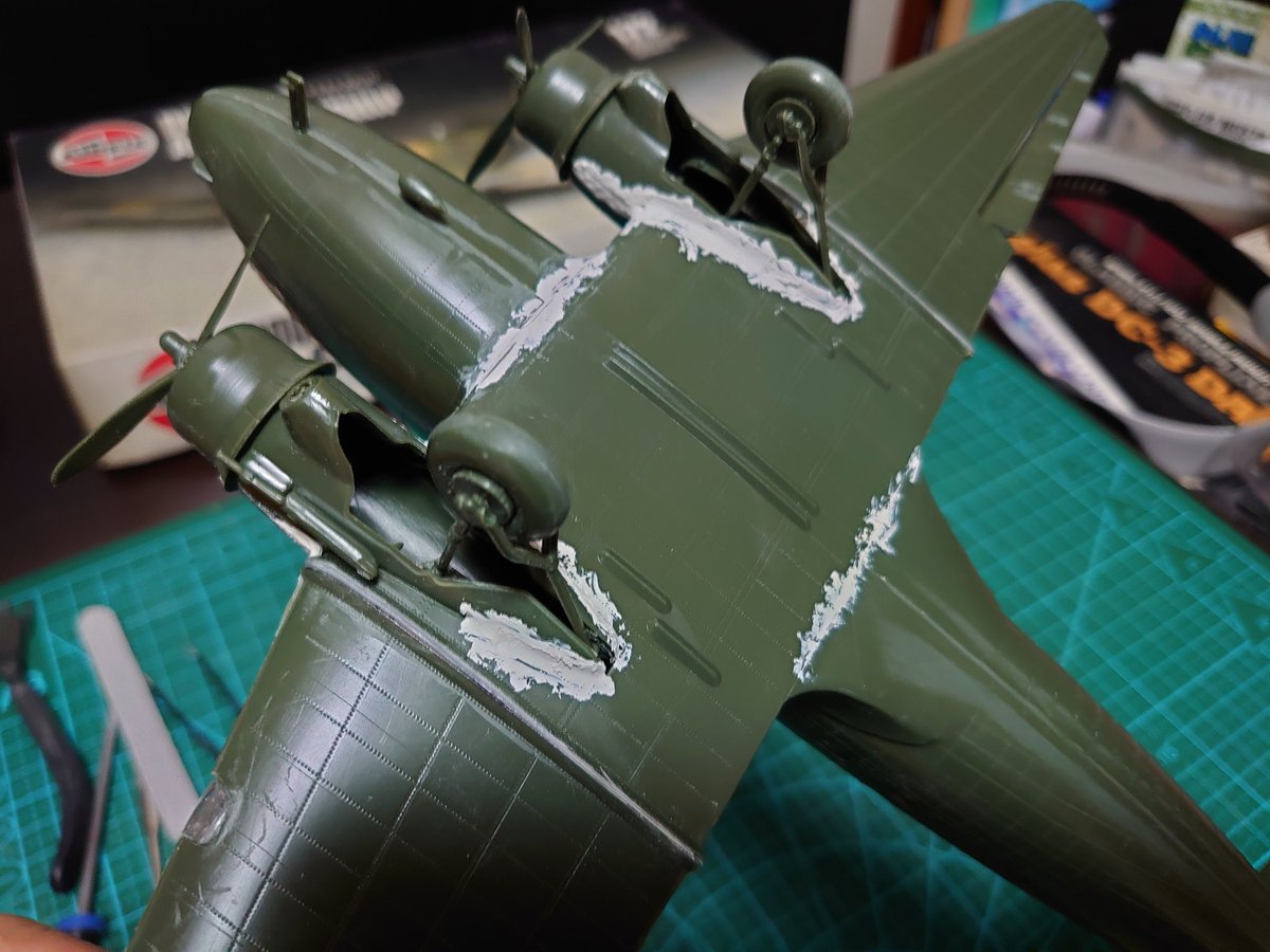 taitan55red's tweet photo. エアフィックス1/72
ダグラスAC-47 ガンシップ の進捗。
下面も隙間だらけなのでパテで埋めました。
#AIRFIX #AC47 #GUNSHIP https://t.co/ZVnxpSRGJg