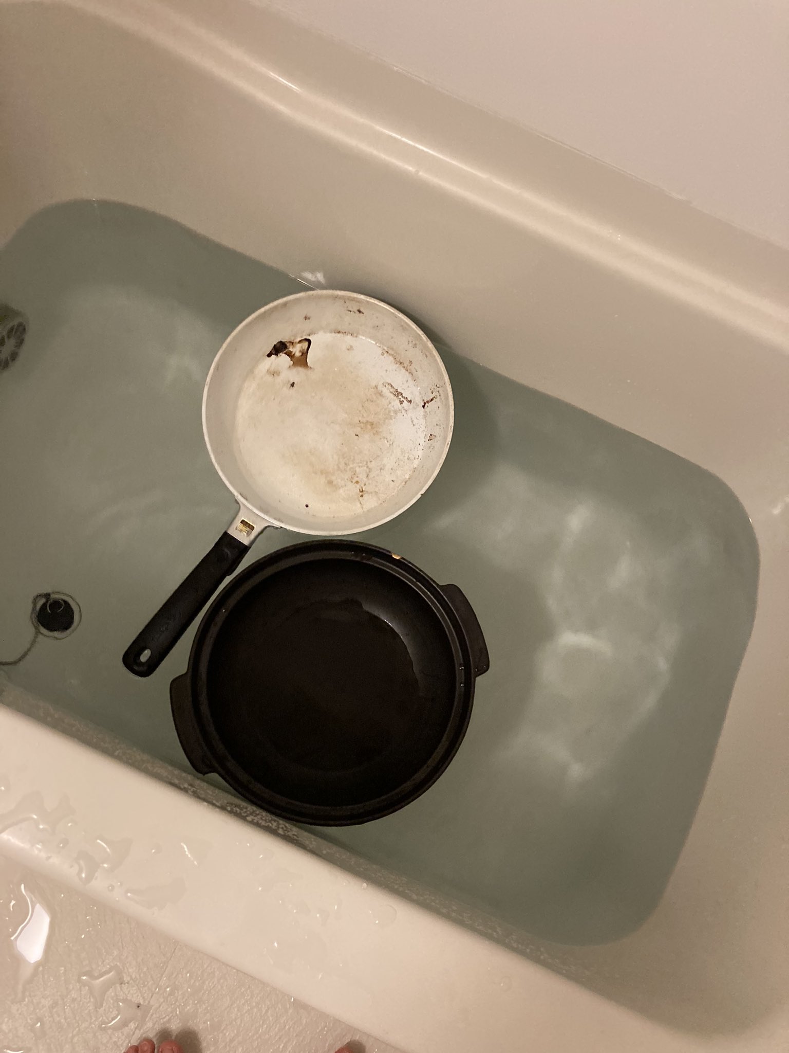 تويتر ごんもり على تويتر 今 浴槽にいくらか水を入れて 何回かコンロで沸かした熱湯をお風呂に入れました 意味 がありませんでした 焼石に水ならぬ 水に熱湯です もう ヤケになって アツアツのフライパンや土鍋も入れてみました コレを抱いて水風呂に入りたい