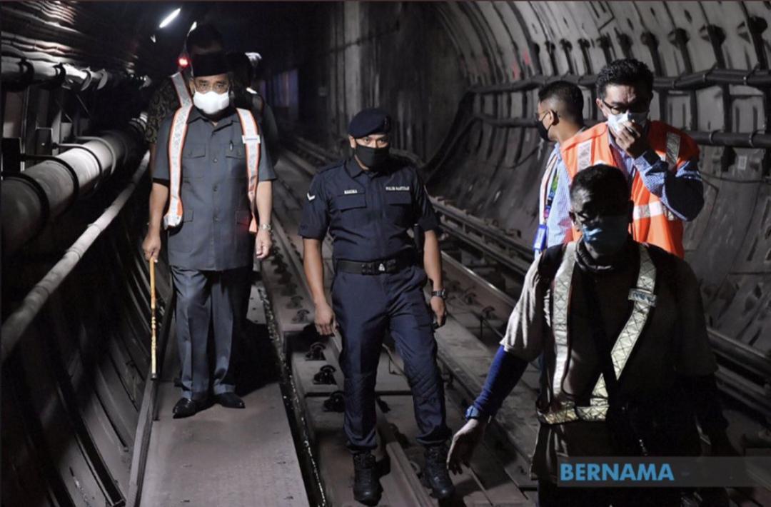 norizmn's tweet photo. #TajuddinLetakJawatan 

What is the situation in the tunnel..?

Chairman Prasarana : Normal..only the 2 cars together. They kiss each other (then he laughed). https://t.co/uTdbndYoL7