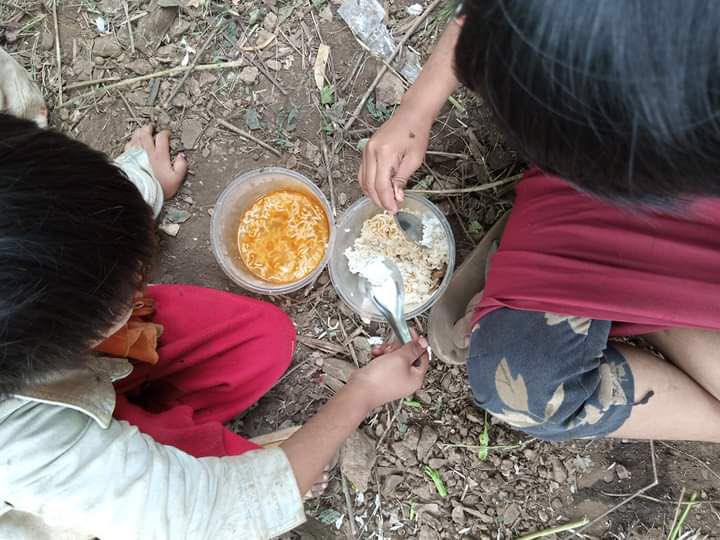 There’re tens of thousands of IDPs in Kayah State, which are facing many difficulties.IDPs are flocking to the jungles, most of them are families especially with large No of children, and some pregnant women and the sick ppl. So there is a great need 4 medicine and food supplies.