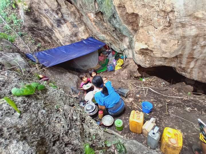 klatpri's tweet photo. There’re tens of thousands of IDPs in Kayah State, which are facing many difficulties.IDPs are flocking to the jungles, most of them are families especially with large No of children, and some pregnant women and the sick ppl. So there is a great need 4 medicine and food supplies. https://t.co/D3cAfuPzor