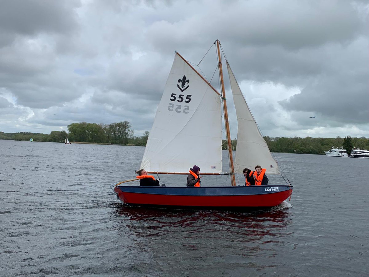 : Vandaag was dan eindelijk weer het moment dat alle WV leden LIVE aanwezig mochten zijn 🥳!! Gelukkig was het droog en stond er een goede wind om lekker te zeilen. Dat was ook wel fijn om alle kennis weer even op te frissen voor het CWO theorie examen... tinyurl.com/ydpuu899